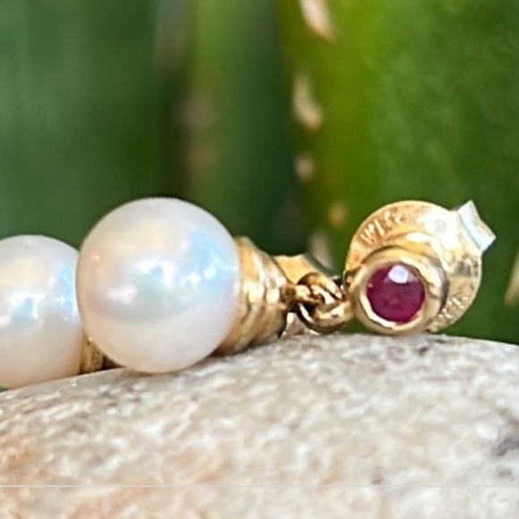 Wow! Gorgeous 14 karat gold, Ruby, and Pearl  Small Petite Dangle Drop Earrings - Picture 5 of 7